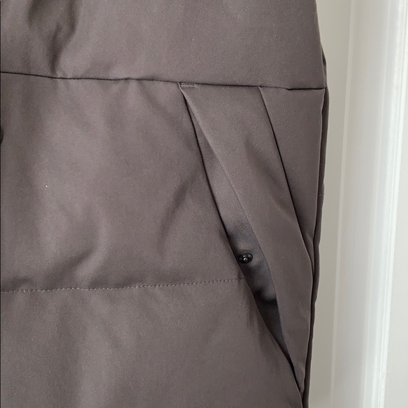 Banana Republic Puffer Vest - Picture 3 of 4